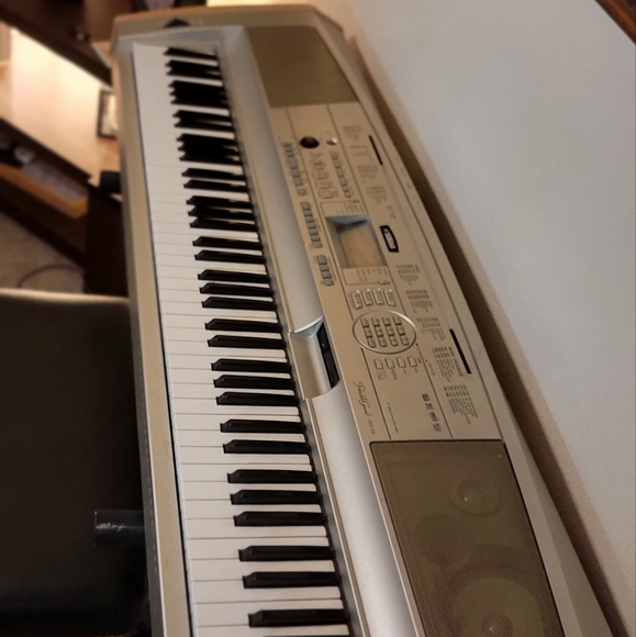 Yamaha DGX-500 portable grand piano - Picture 2 of 11